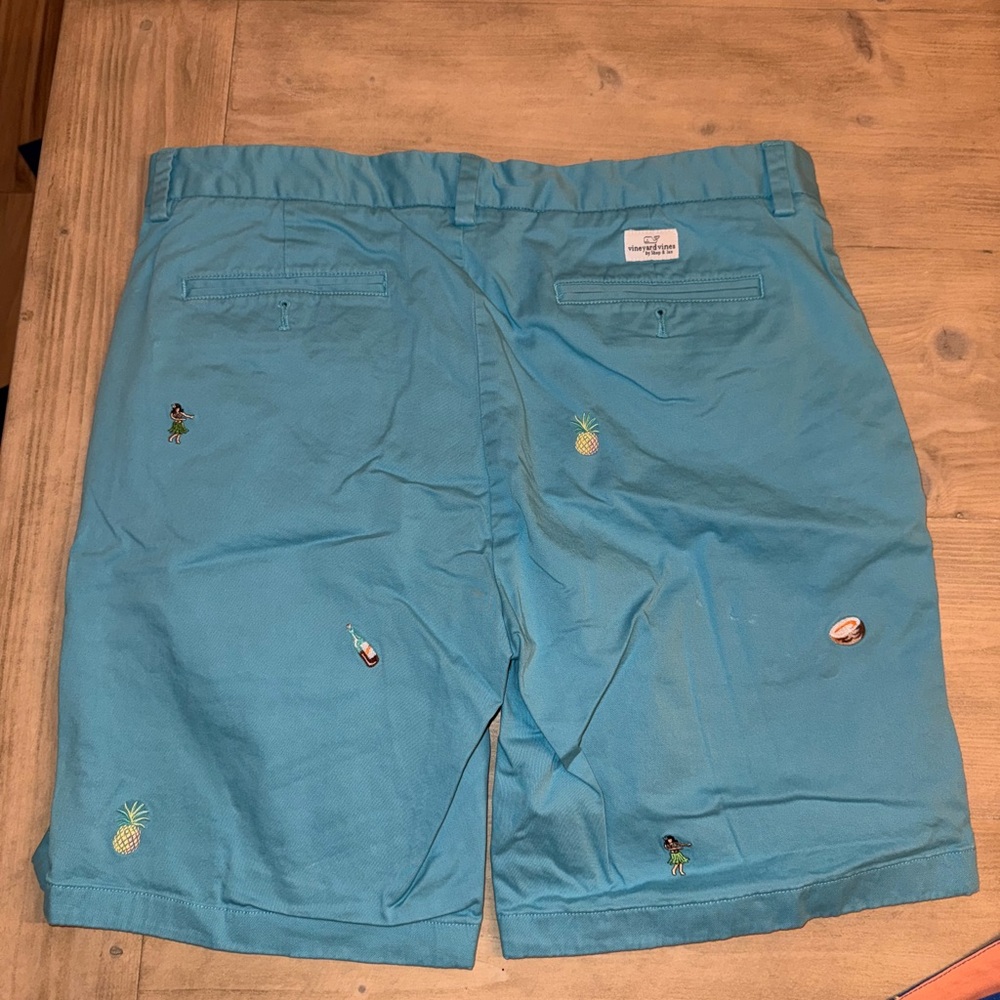 Vineyard Vines Men’s shorts size 34. Like new. Hawaiian themed embroidery - Picture 6 of 6